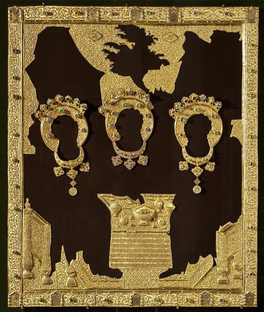 Оклад иконы «Троица». Москва, 1600. Венцы, короны и цаты — Москва, 1593. Подвески у цат — 1616.