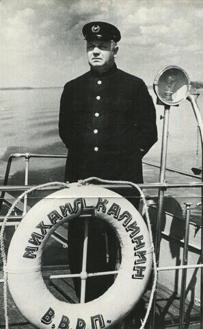 На вахте парохода «Михаил Калинин» капитан Николай Богатов. Фото names52.ru