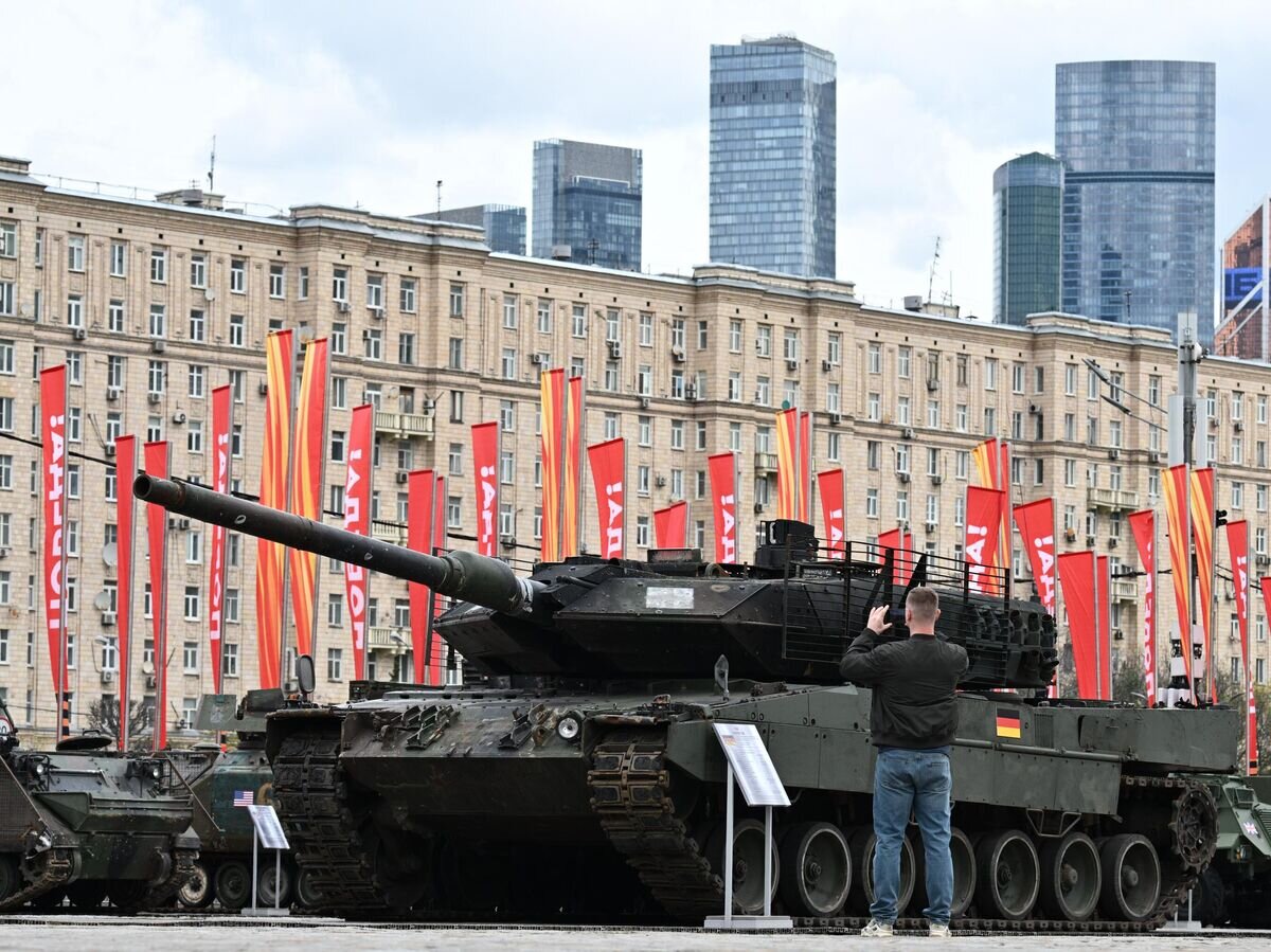    Подготовка к выставке трофейного вооружения и техники на Поклонной горе© РИА Новости . Рамиль Ситдиков