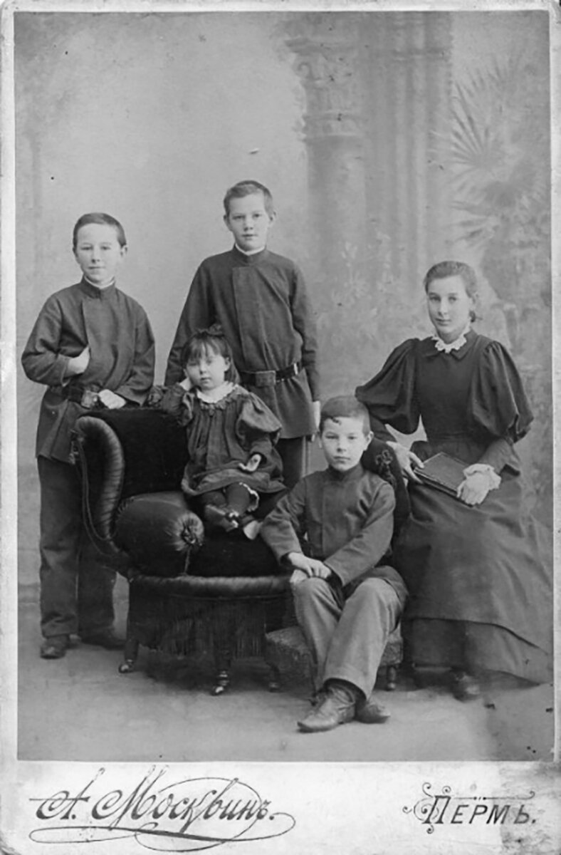    Василий Каменский в семье Трущевых (на заднем плане, в центре), 1896-1897 годы