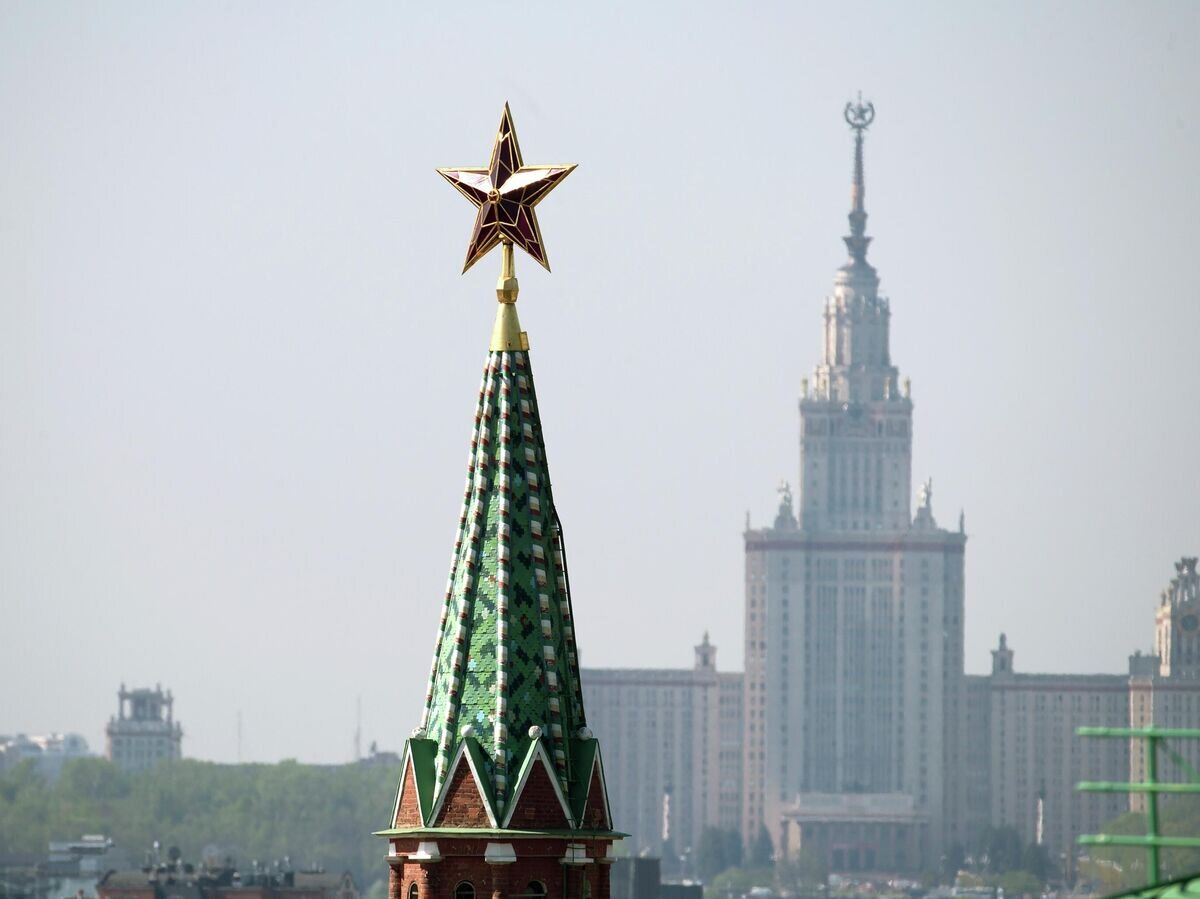    Рубиновая звезда на башне Московского Кремля и главное здание Московского государственного университета имени М. В. Ломоносова© РИА Новости / Виталий Белоусов