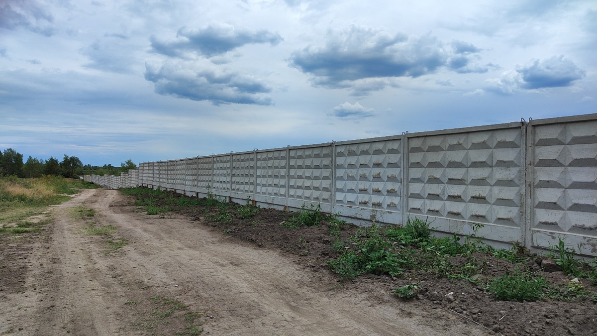 Стекла и шины. Рядом с омским поселком Просторный неизвестные скидывают мусор