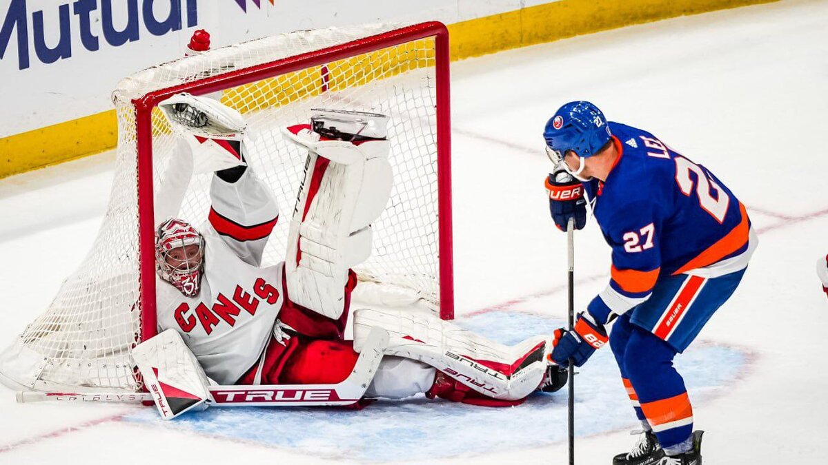 Фредерик Андерсен даже лежа делает сейвы