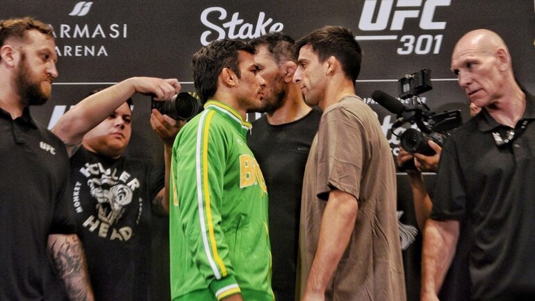    Алешандре Пантожа (в зеленом) и Стив Эрцег подерутся на турнире UFC 301. Global Look Press