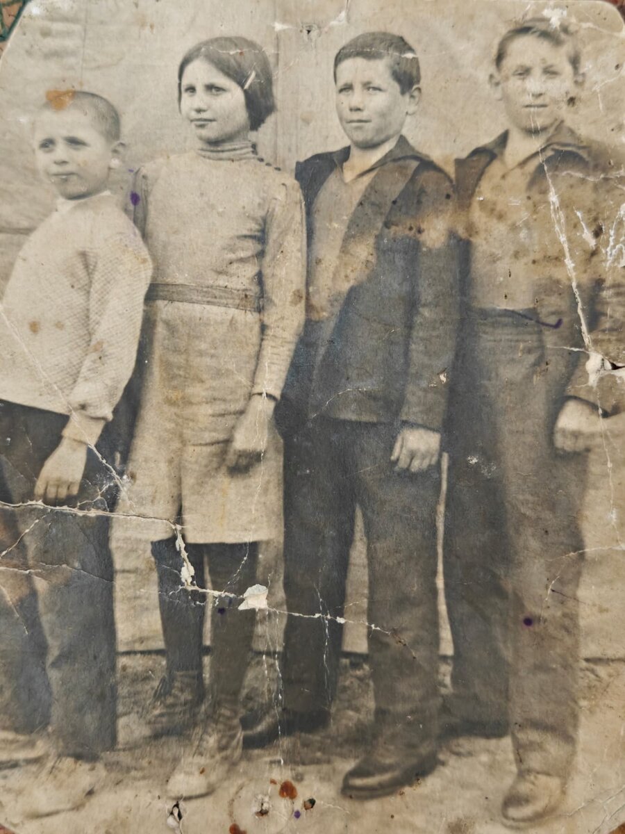 Фото автора. Павел, Вера, Николай, Александр Каляга до войны.