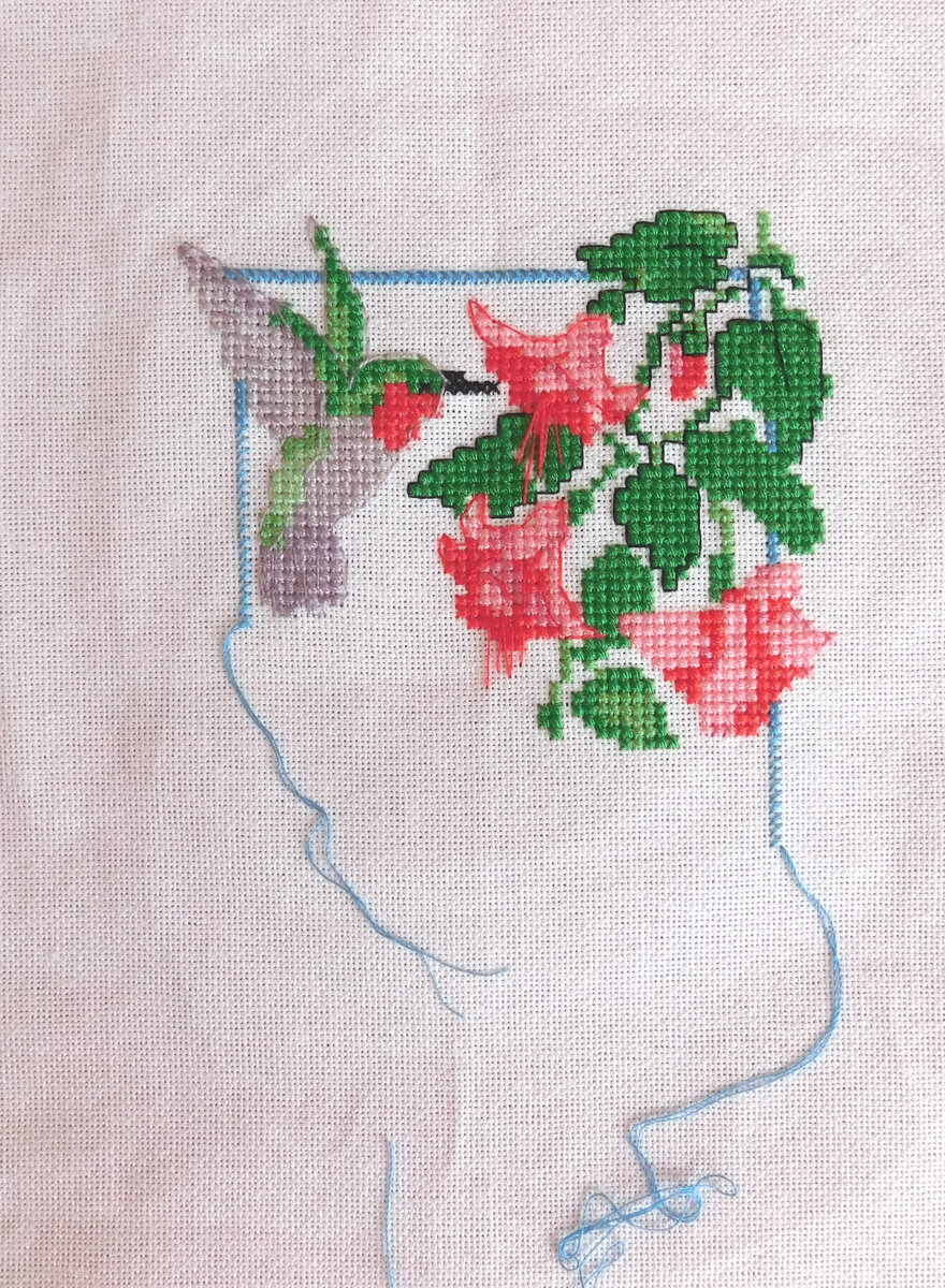 Внизу будут еще две птицы. Не хватает в некоторых местах бэкстича. Кстати, бэкстич вышиваю разноцветный по своему усмотрению.