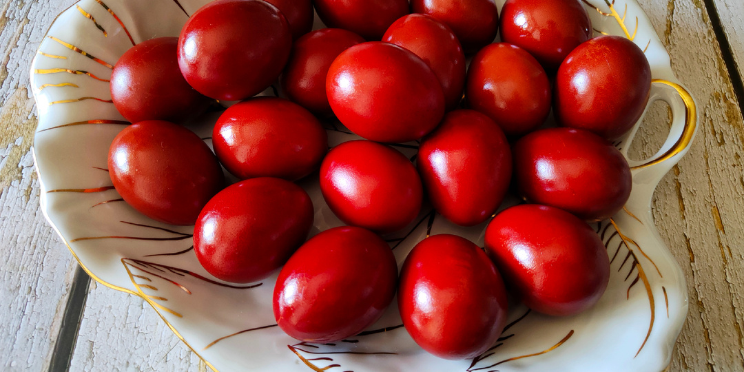 Как покрасить яйца луковой шелухой