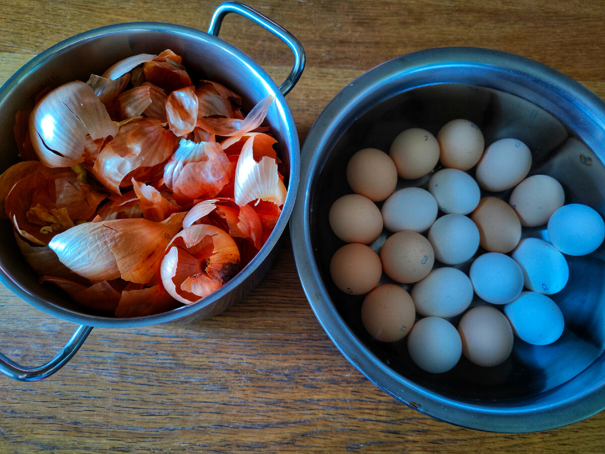 ☝️Специально взяла яйца и с белой, и с кремовой скорлупой, чтобы показать, что результат окрашивания от этого не зависит - все яйца получаются красивого гранатово-красного цвета.  