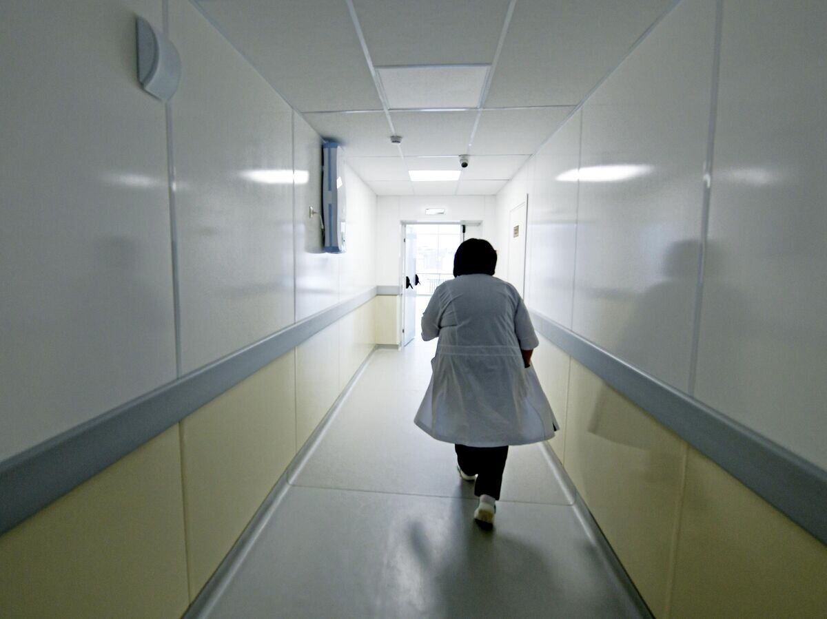    Медицинский сотрудник в коридоре больницы© РИА Новости / Таисия Воронцова
