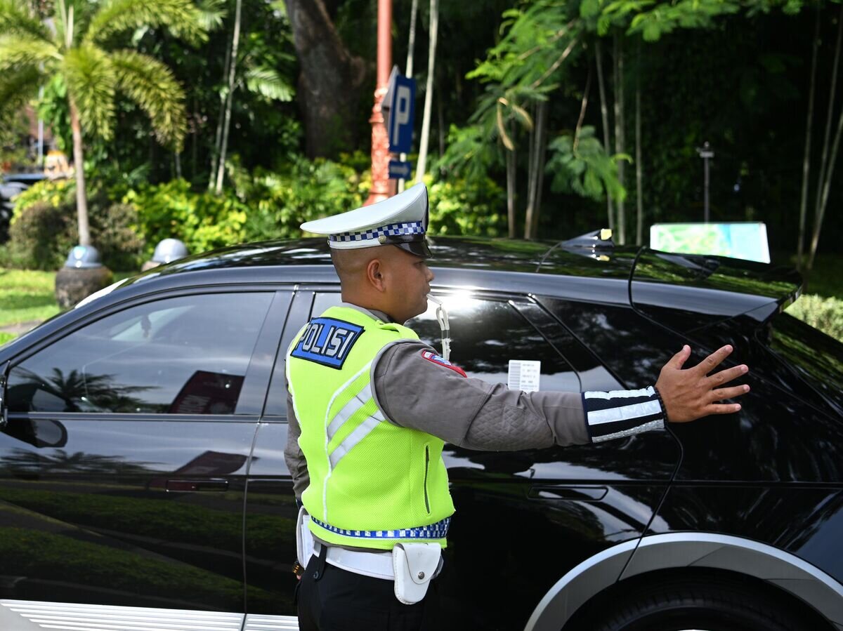    Сотрудник полиции во время подготовки к саммиту G-20 на Бали© РИА Новости / Павел Бедняков