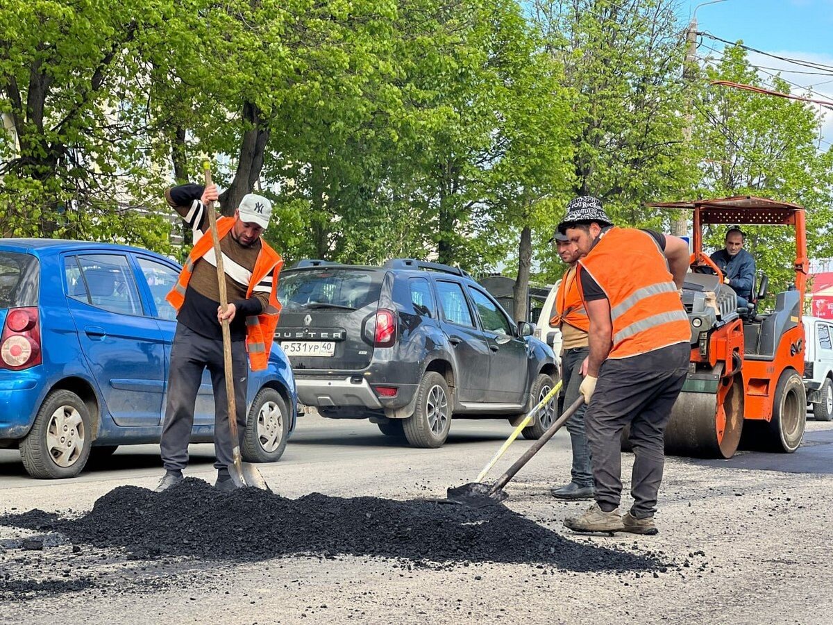 Асфальт на улице в Калуге не продержался и двух лет без ремонта |  «Калужские новости» | Дзен