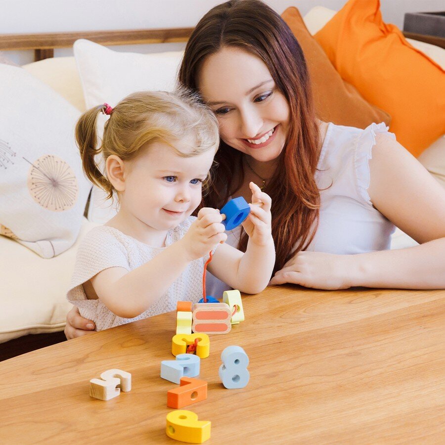 Шнуровка Classic World "Учим цифры" - это игрушка, которая поможет детям изучить цифры и развить моторику рук.