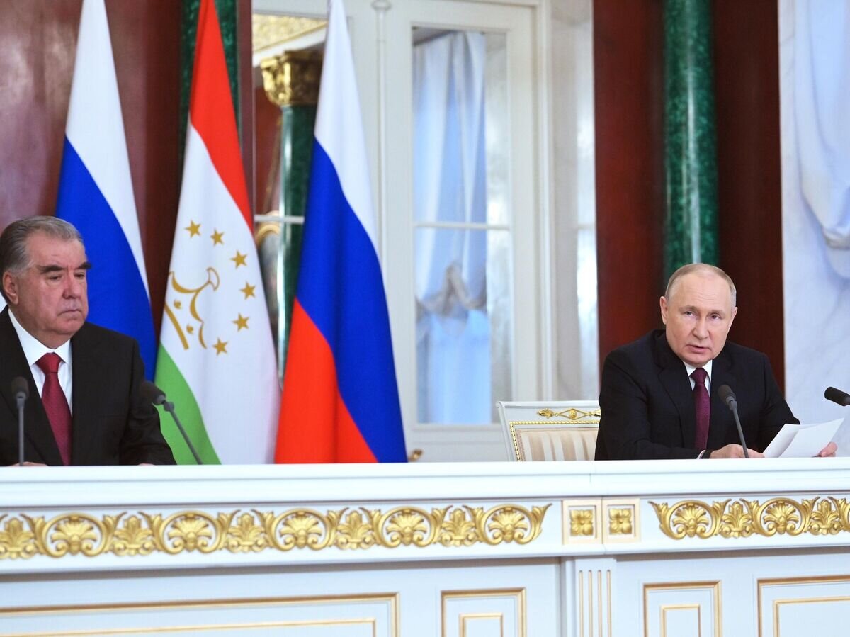    Президент РФ Владимир Путин и президент Таджикистана Эмомали Рахмон во время выступления с заявлениями для СМИ по итогам встречи в Москве© РИА Новости / Александр Казаков