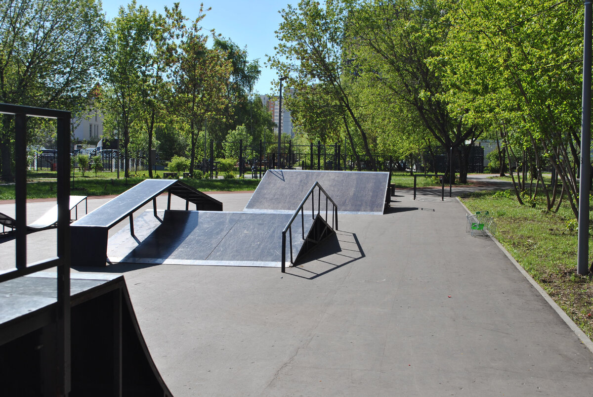 когда то стояли машины и была сплошная грязь