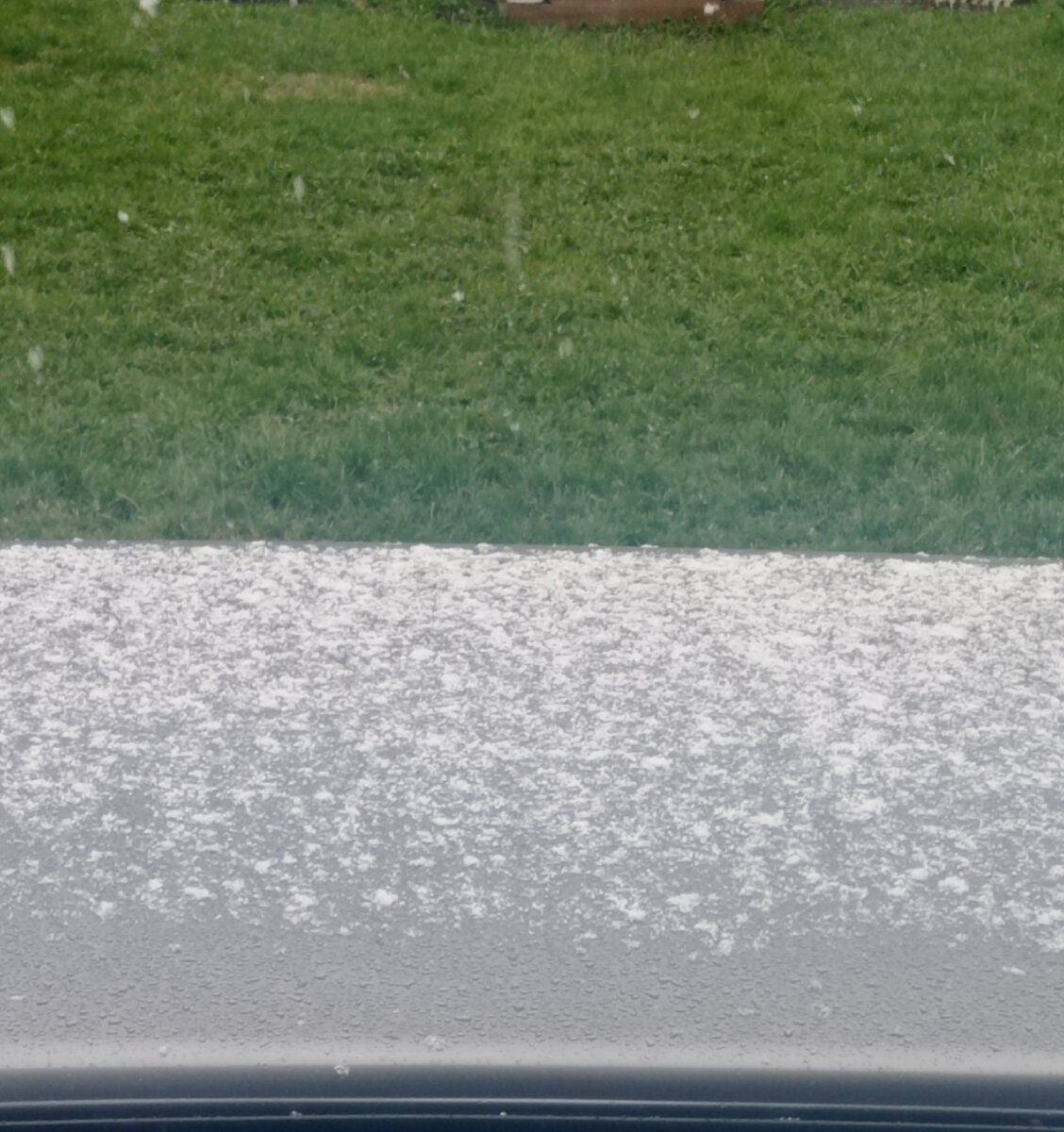 Пять минут снега и машина в снегу