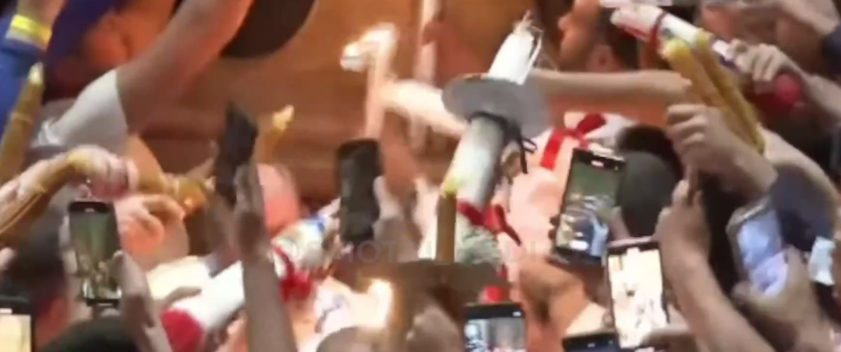 Благодатный огонь сошел в храме Гроба Господня в Иерусалиме.