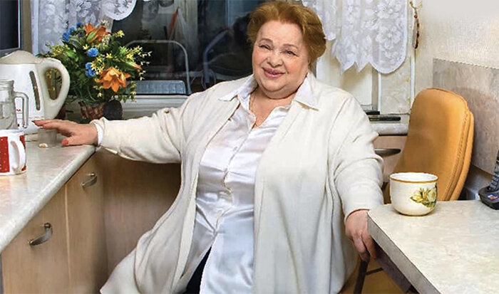 "У меня два увлечения: я очень люблю готовить и вязать. Я очень обижаюсь, если все не съедают. Так что стараются съедать, а если что-то остается - приезжают на следующий день". Наталья Крачковская