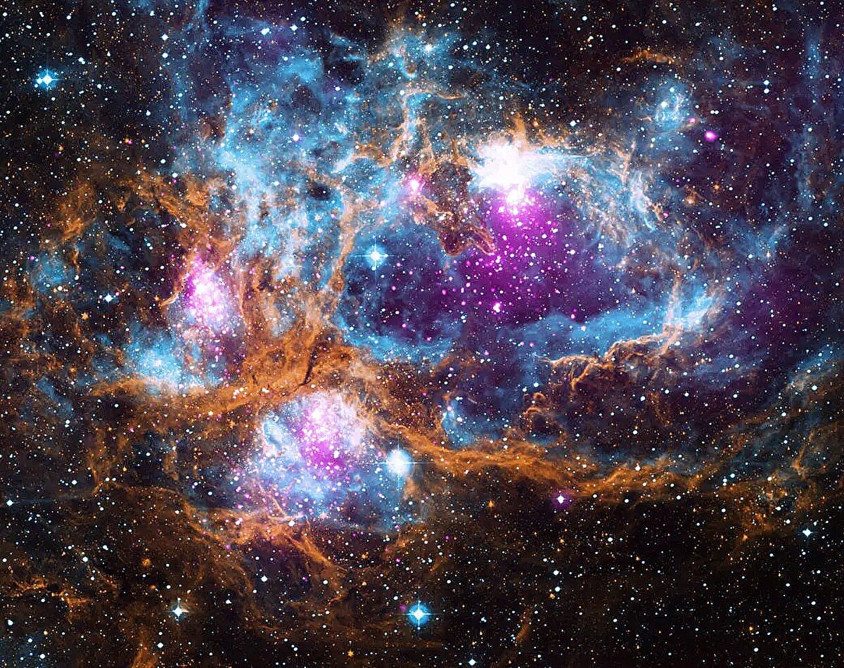 Изображение области под названием NGC 6357, где излучение горячих молодых звёзд снабжает энергией более холодный газ в облаке, которое их окружает.    
 Источник: NASA  📷
