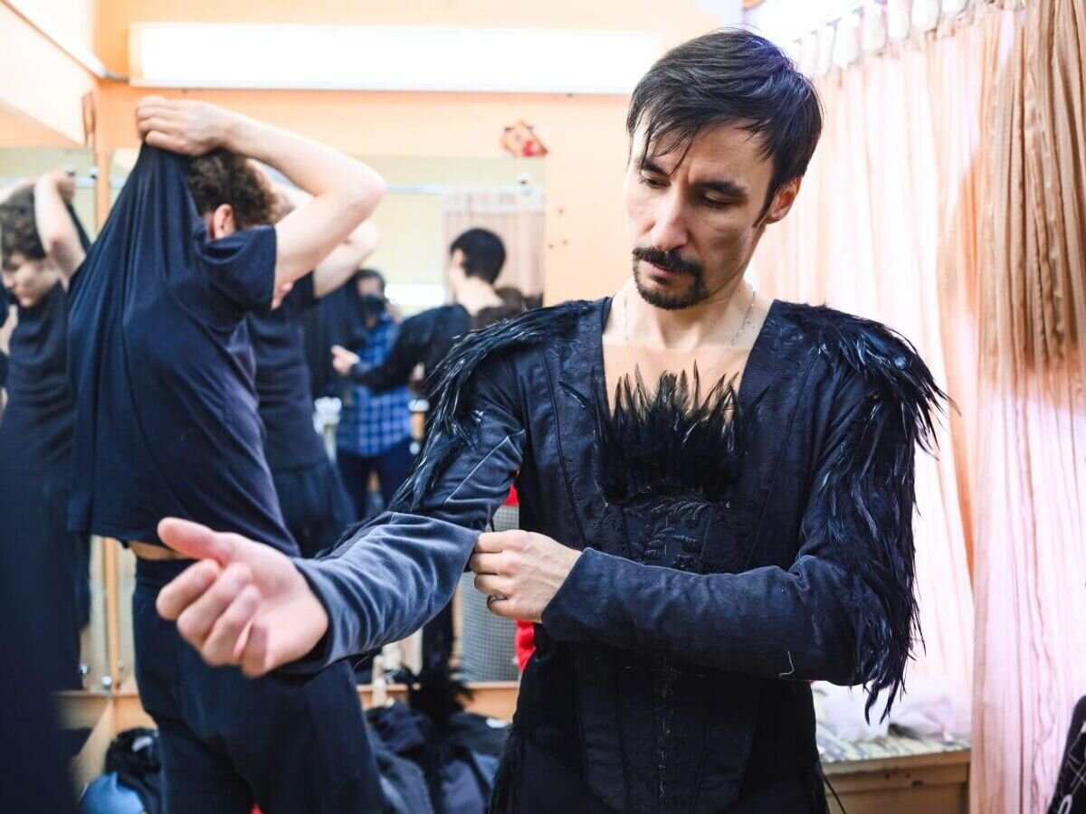    Артист Пермского театра оперы и балета , исполняющий партию черного лебедя в балете "Лебединое озеро"© Фото : Пермский театр оперы и балета