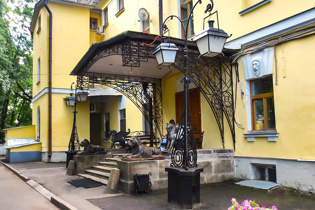 Фонари усадьбы Усачёвых-Найдёновых