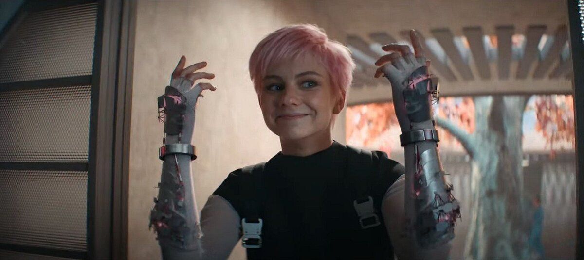 Даша Верещагина в роли Алисы на кадре из фильма «Сто лет тому вперед»