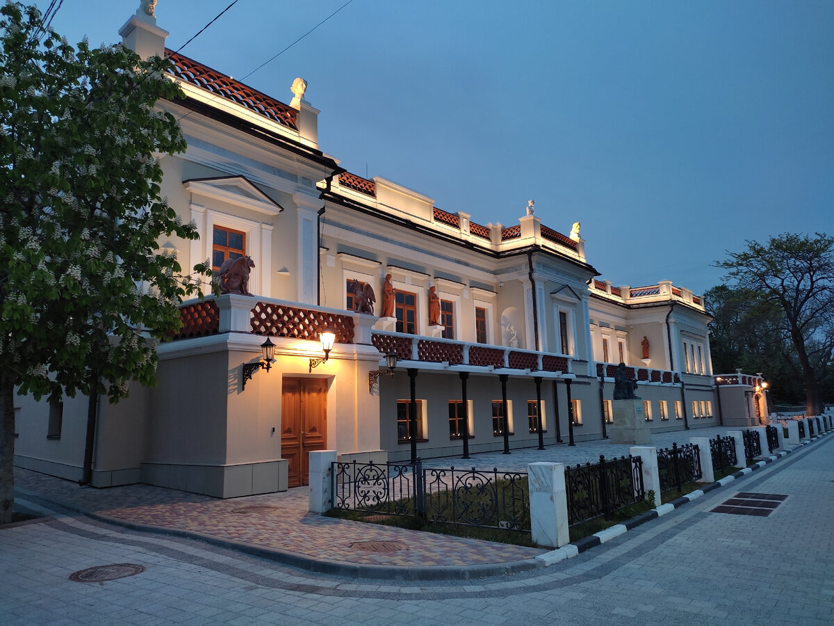 Очень красивый обновленный фасад с новой подсветкой.