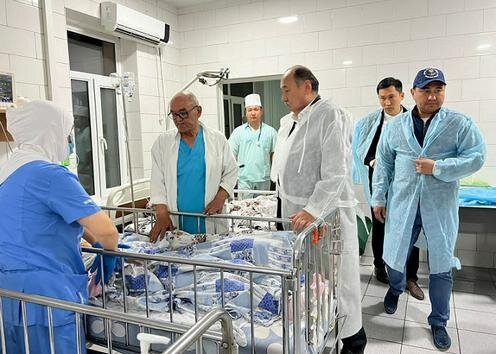 Алымкадыр Бейшеналиев обходит пострадавших детей. Фото пресс-службы Минздрава Кыргызстана