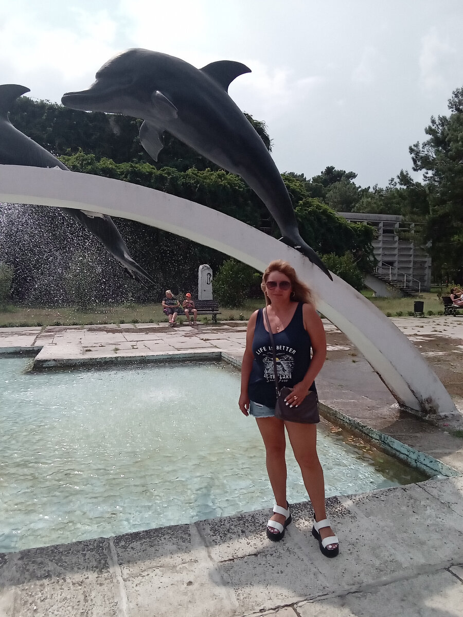 У памятника ныряльщикам в Пицунде