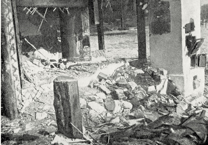 Николаев в белой маскировочной одежде прячется в руинах здания, 1942 год