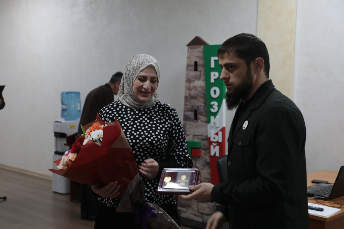 Помощник Главы региона, министр ЧР по национальной политике, внешним связям, печати и информации Ахмед Дудаев провёл совещание с руководящим составом СМИ и министерства, в ходе которого он наградил  республиканских журналистов. Им были переданы Почетный знак и Благодарственные письма от Главы Чеченской Республики Рамзана Кадырова.  
За значительный вклад в сохранение, развитие и популяризацию чеченского языка, культуры и традиций чеченского народа  Почетным знаком "За трудовое отличие"  была награждена редактор службы радиовещания Малика Махмаева. 

Коллектив ГТРК "Вайнах" поздравляет Малику с заслуженной наградой, желает ей дальнейших  успехов и побед! 
Дала т1аьхье беркате йойла!