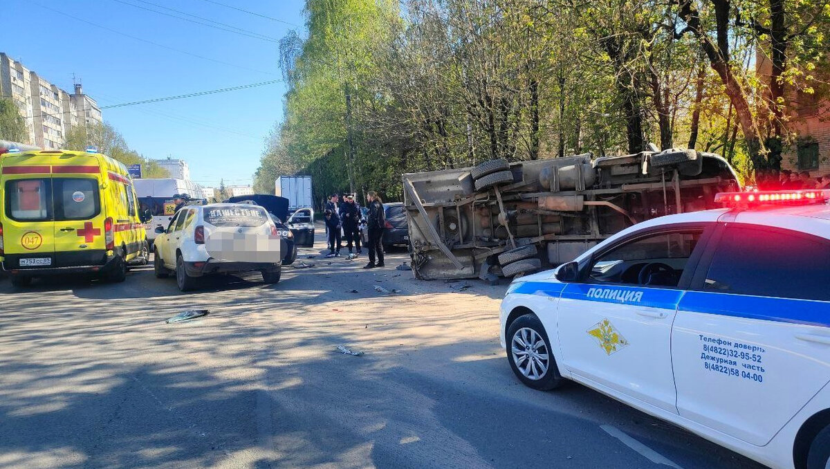 В Твери машину разворотило в жутком ДТП | ТИА | Новости Твери и Тверской  области | Дзен