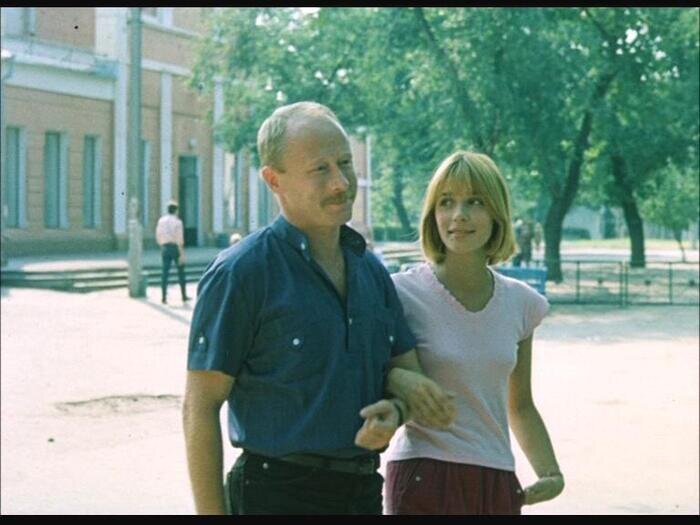 Виктор Алексеевич Проскурин. Родился 8 февраля 1952 года в городке Атбасар, Акмолинская область, Казахстан. Родители оформили ребенка в Актюбинске и привезли в Москву.-7