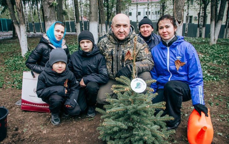    По инициативе Владимира Путина ко Дню Победы ежегодно высаживается 27 миллионов деревьев