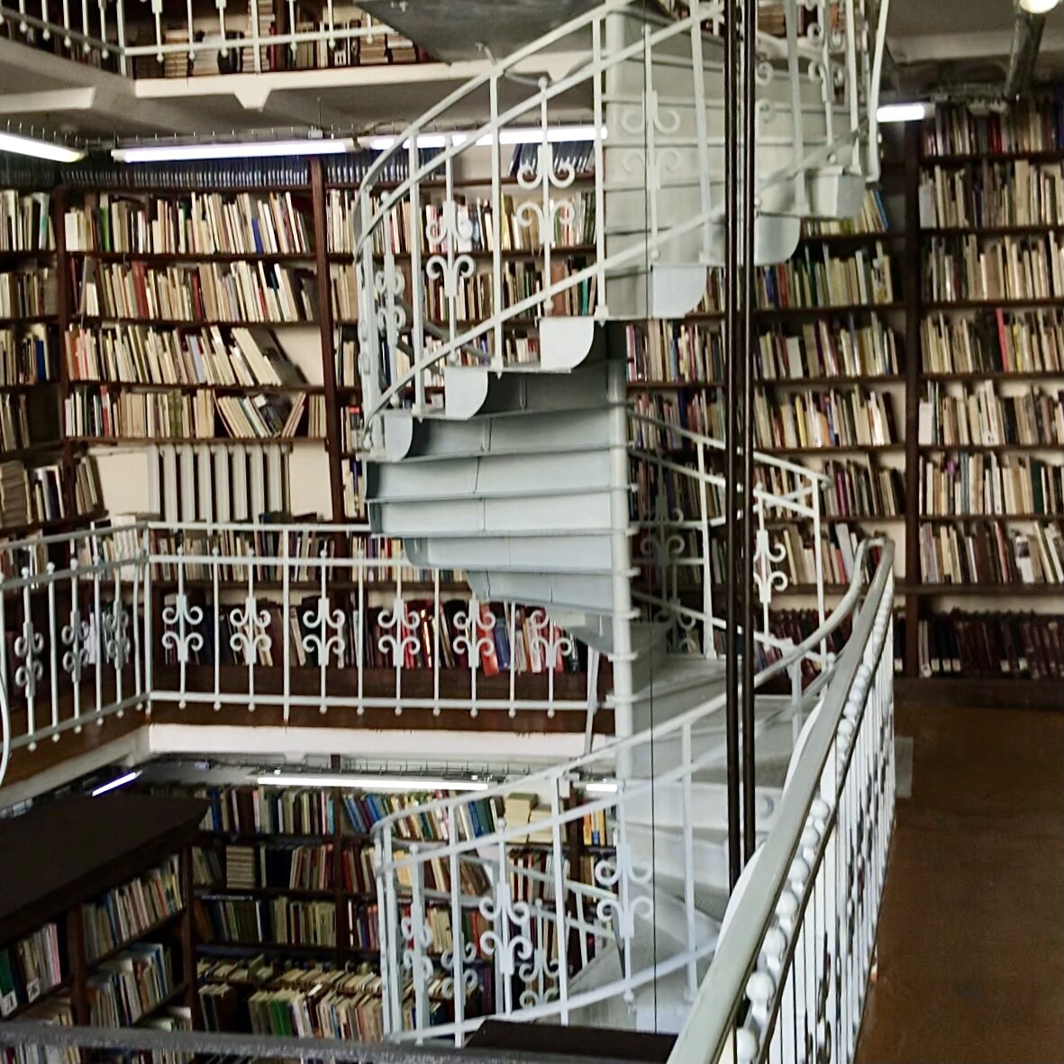 Винтовая лестница в служебном помещении таганрогской библиотеки