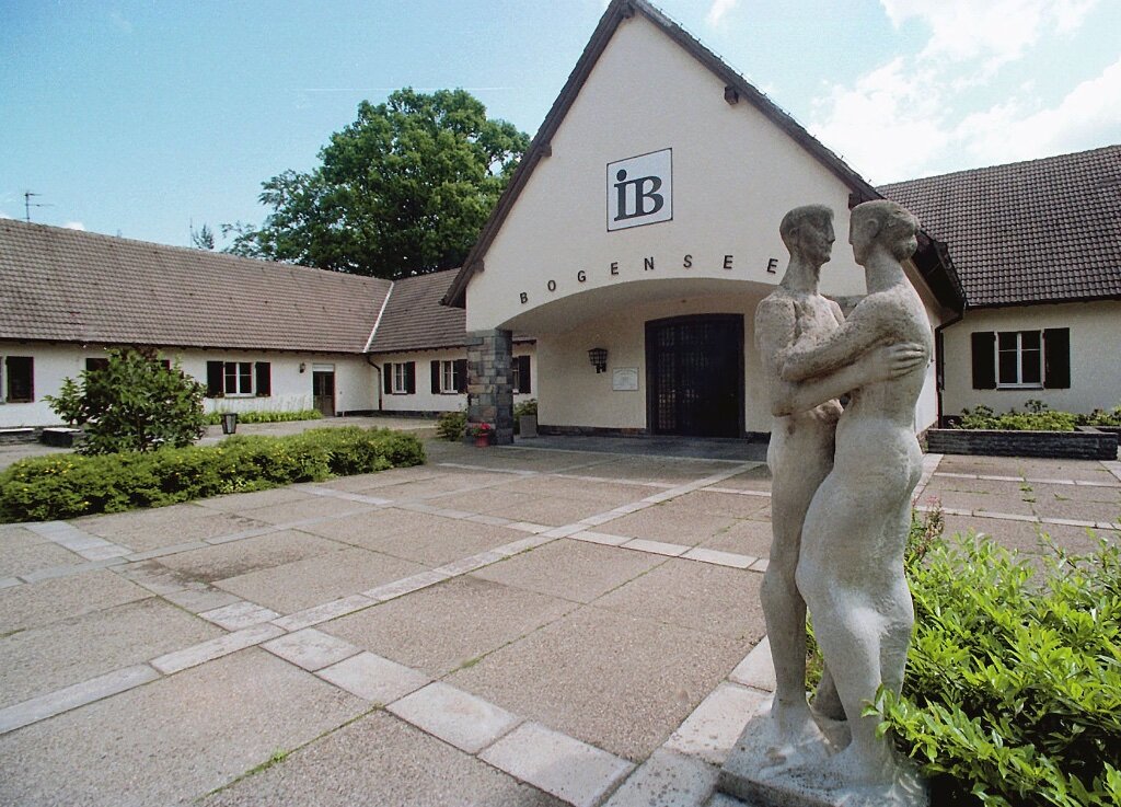 Сама вилла Bogensee, видимо, лет 10-20 назад