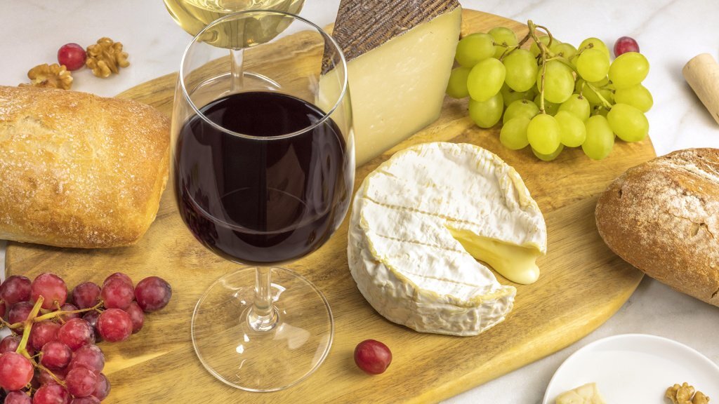 Вино является не самым калорийным напитком, но с ним надо быть осторожнее