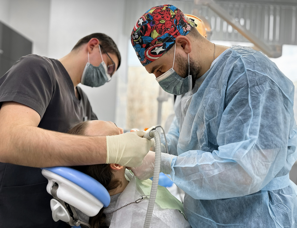 Почему стоит сделать протезирование в летнее время? Фото: alfa62.ru