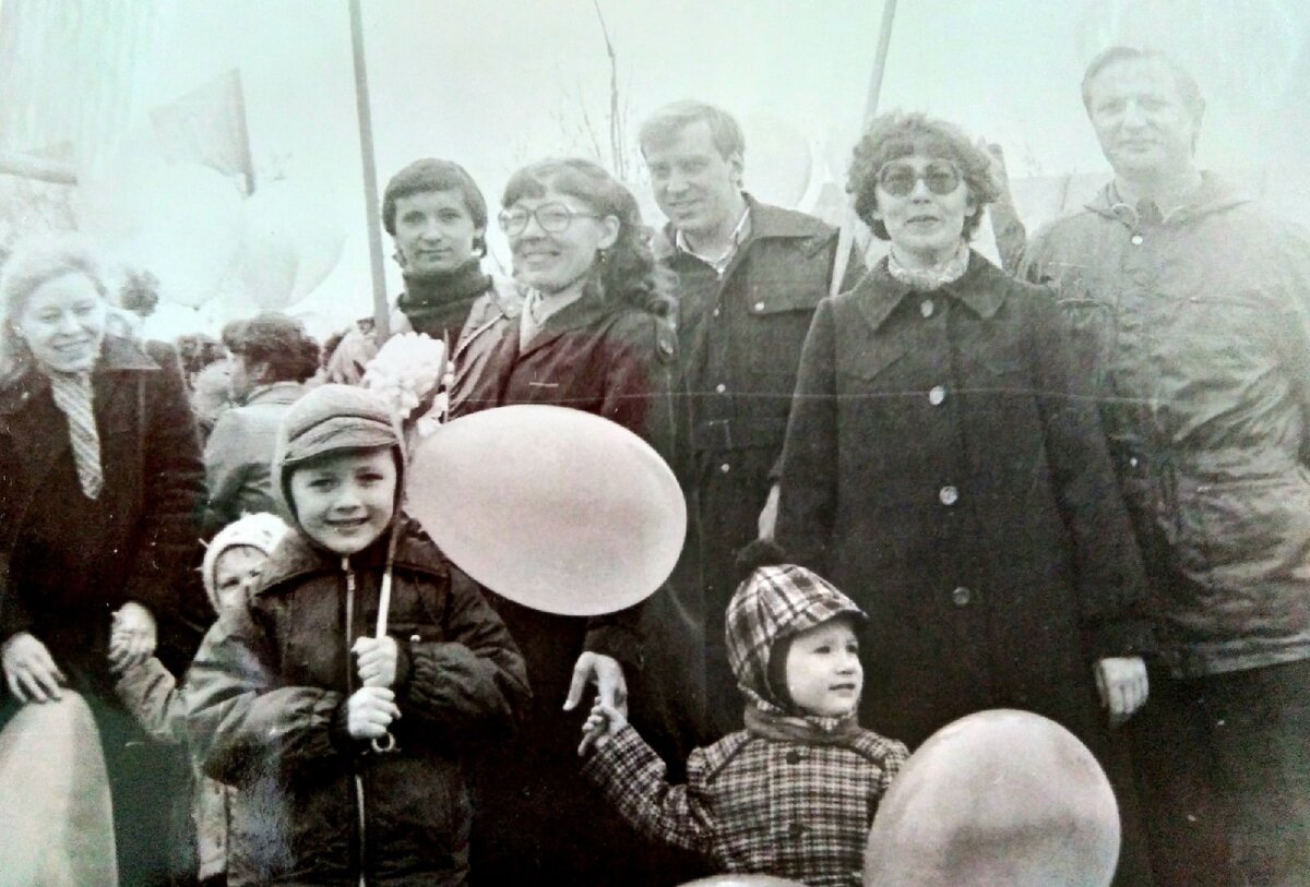 Топаю с шариком и двоюродным братом по проспекту (фото из архива 1984)