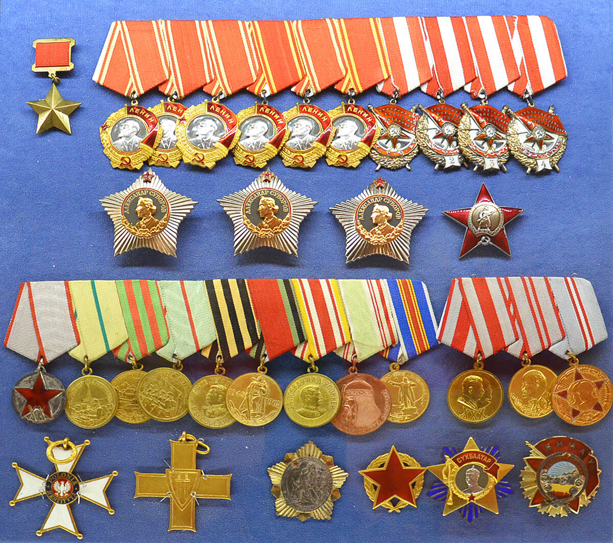 Государственные награды Главного маршала артиллерии Н.Н. Воронова. ЦМВС РФ. Зал №12.