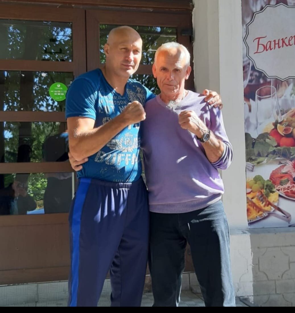 Чемпион мира по боксу среди профессионалов Роман Кармазин со своим тренером – Владимиром Александровичем Рябченко