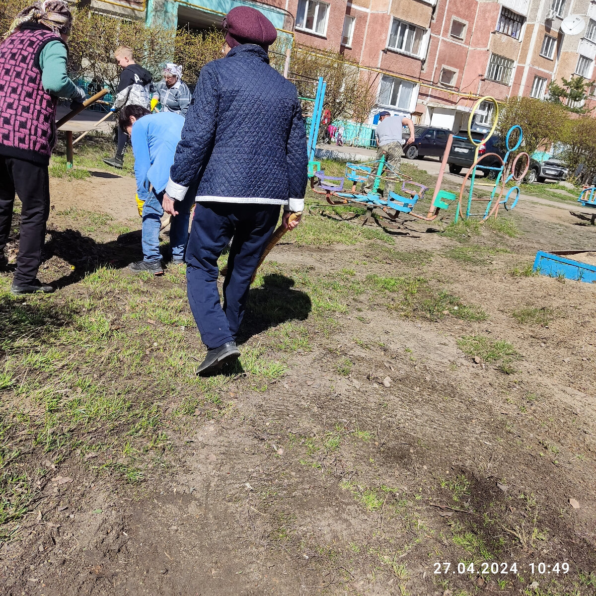 Пенсионерки впереди