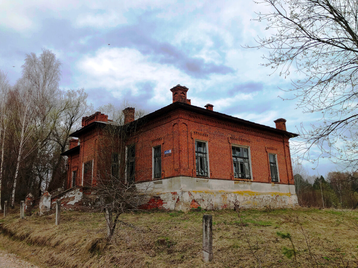  Старинное здание, на въезде в поселок, медленно разрушалось, под натиском вандалов.