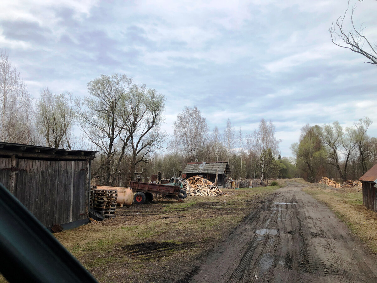 Дома отапливаются дровами. Но в поселке есть и котельная, от нее идет магистраль  к нескольким многоквартирным домам. 