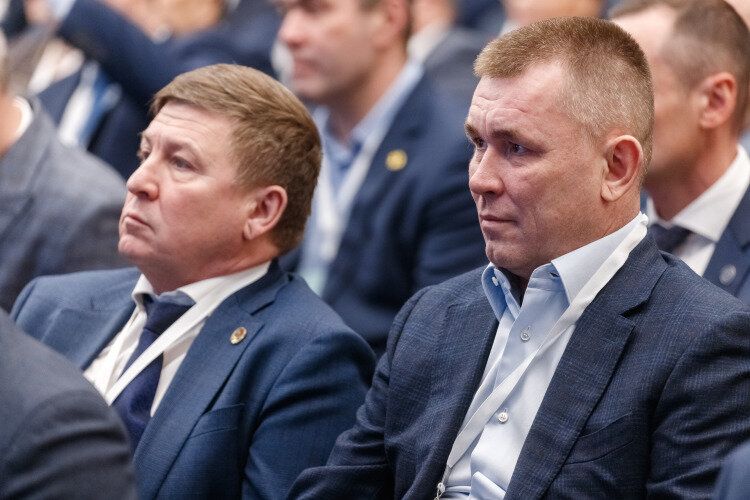    Марат Шакиров (на фото справа) — теперь уже бывший директор регионального МТС.   
Фото: Сергей Елагин