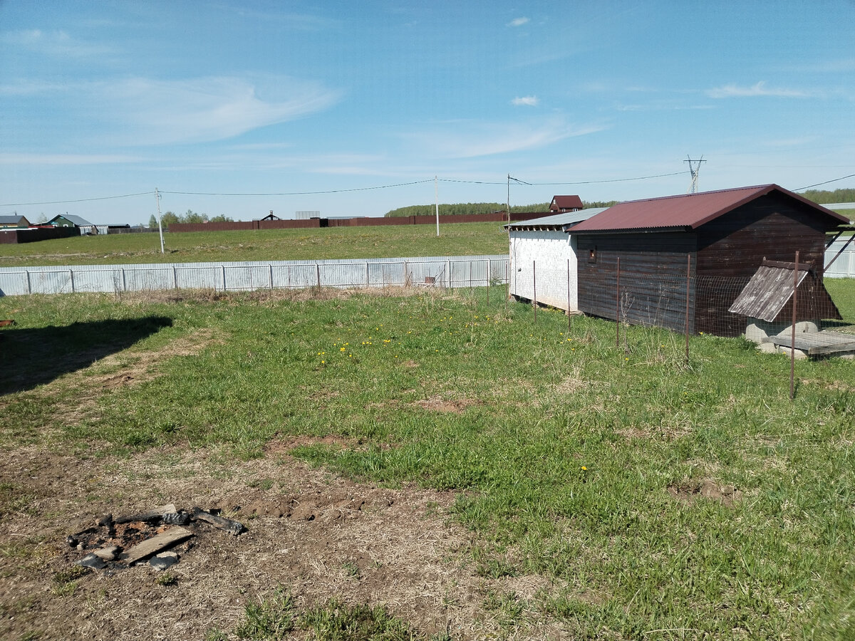 Это вид с участка на соседей за рабицей, дом не показываю 