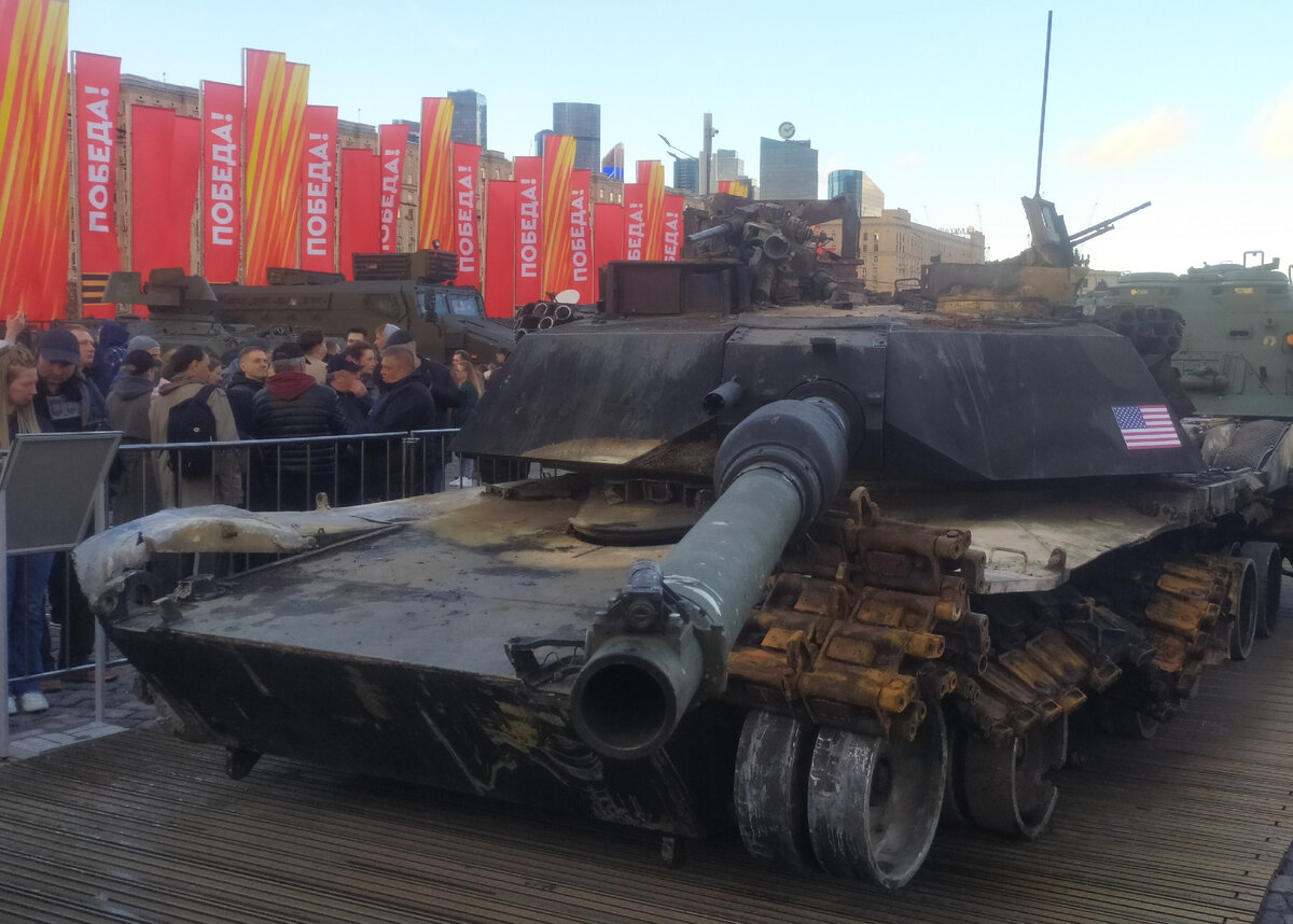 Подбитый танк М1А1 Абрамс на выставке трофейной бронетехники на Поклонной горе в Москве