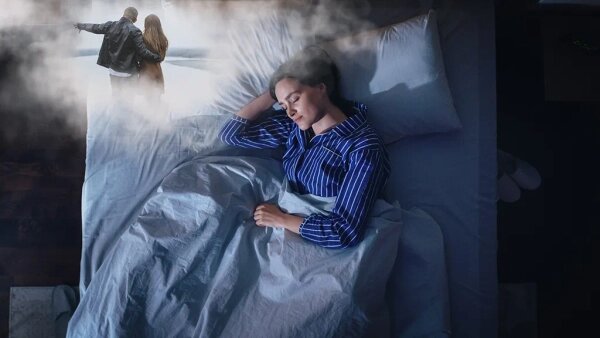 Что значит увидеть во сне покойника и можно ли идти на его зов? Обложка © Shutterstock / FOTODOM, © Freepik