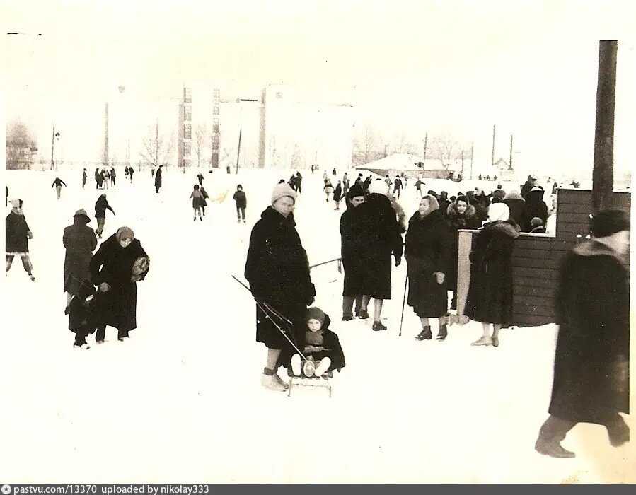 Каток на территории Детского парка, который раньше был кладбищем Монастыря, 1963. Сейчас примерно тут находится заправка вдоль Третьего кольца. С сайта www.pastvu.com.