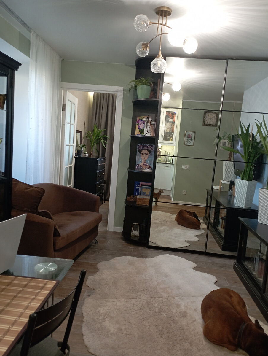 Раньше это была одна комната. Стена из гипсокартона и дверь исправили ситуацию.