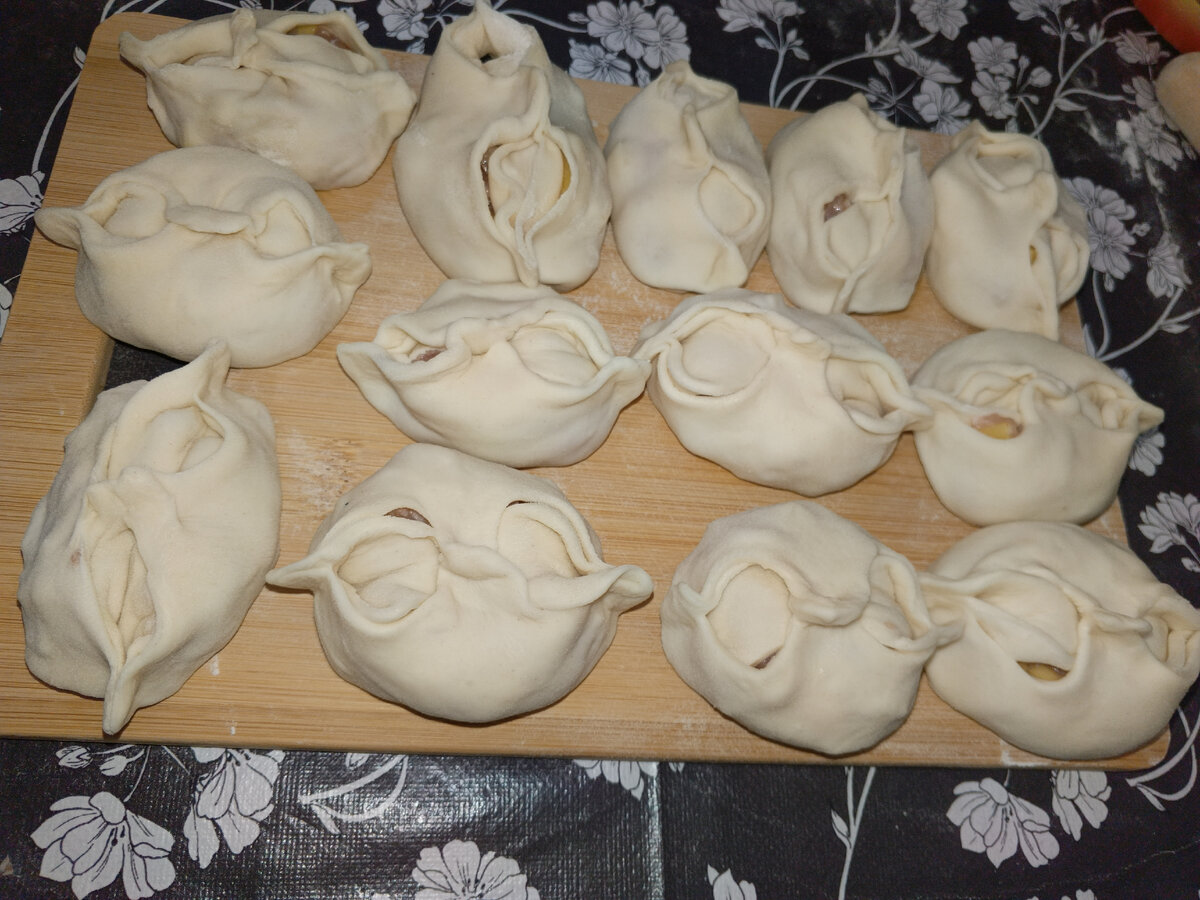 🍽️ Сегодня я решила порадовать себя и своих близких самыми вкусными и нежными мантами! 🥟 А как же без них обходится наш любимый вечер в кругу семьи? Моя кухня была наполнена ароматами специй, теста и мяса - просто неотразимо! 💫👩‍🍳 Все началось с тщательной подготовки ингредиентов - свежее мясо, хрустящий лук, нежное тесто. Но самое увлекательное - это процесс лепки. Каждый мант получается уникальным, словно неповторимая мини-капсула счастья! 🤗🔥 Ну а когда манты готовы, их аромат просто завораживает. А первый укус - это настоящее наслаждение! Это как встреча с давно потерянным другом - тепло, радость, уют! 🥰🤤 Так что, если у вас давно не было мантов в жизни, скорее бегите на кухню и начинайте готовить! Уверена, каждый кусочек будет пропитан любовью и заботой, как мои сегодняшние манты! ❤️